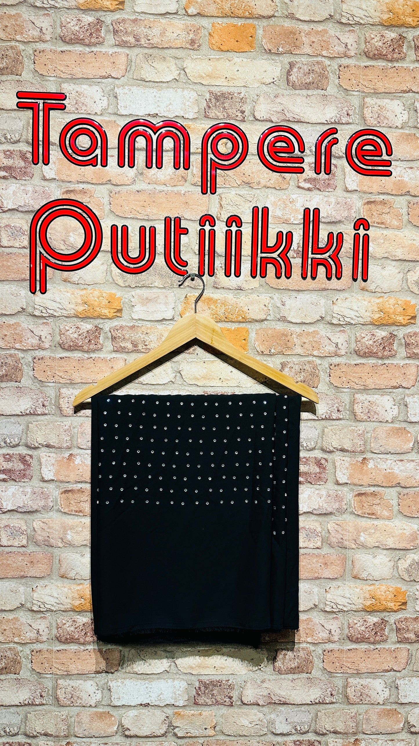Musta Pohja ja kirkas iso kivi
