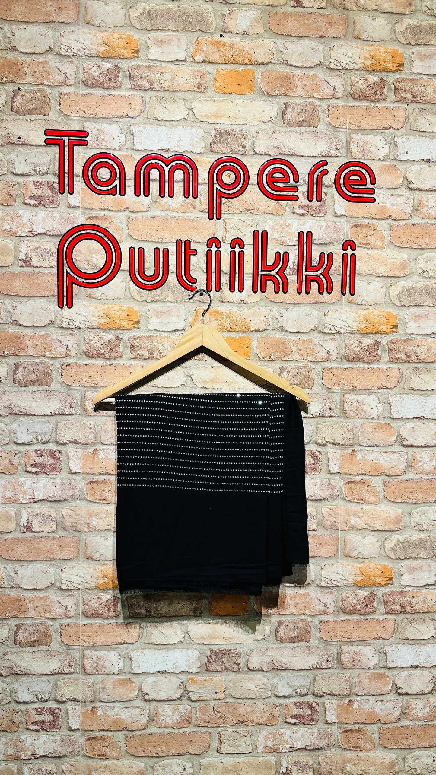 Musta Pohja ja Kirkas Kivi