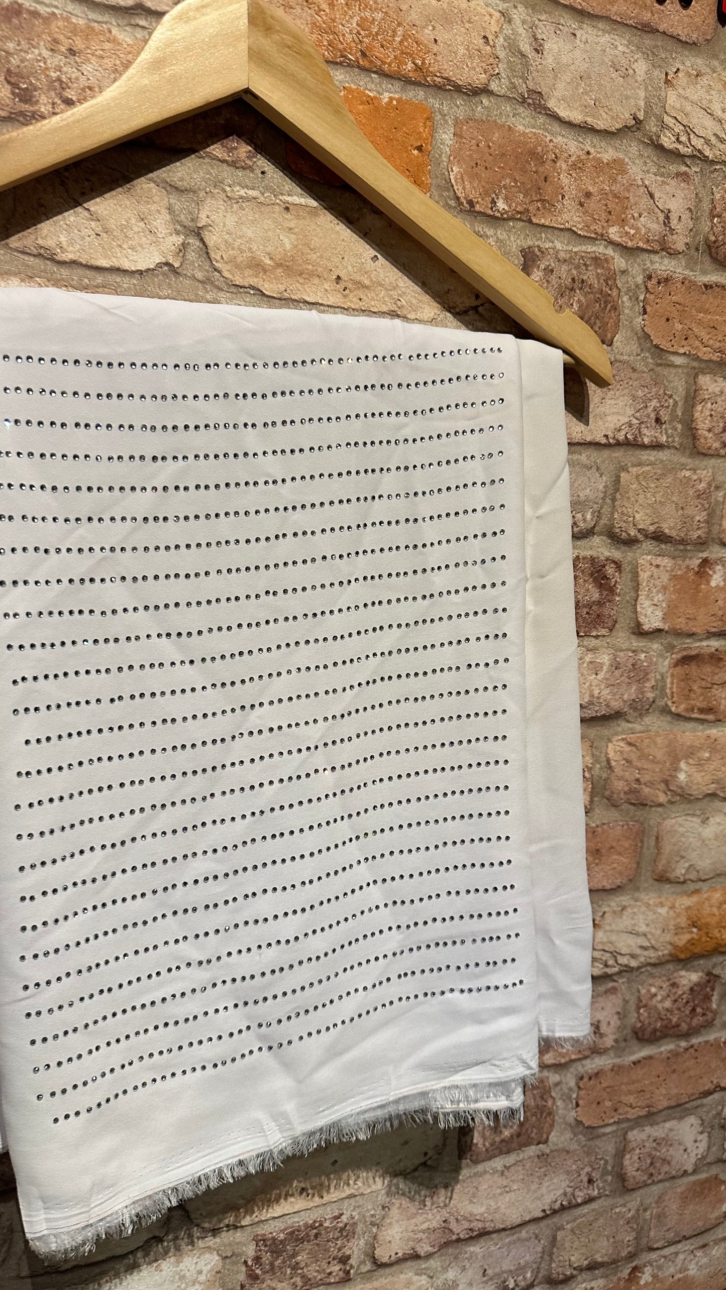 Valkoinen pohja ja kirkas kivi