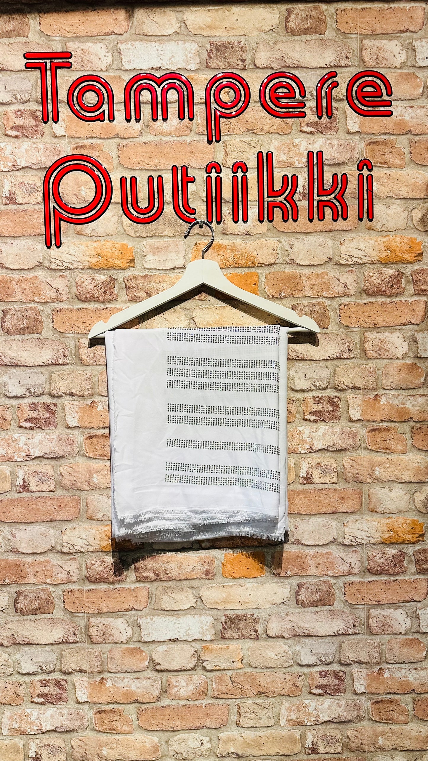 Valkoinen pohja ja Saten kaati kivi