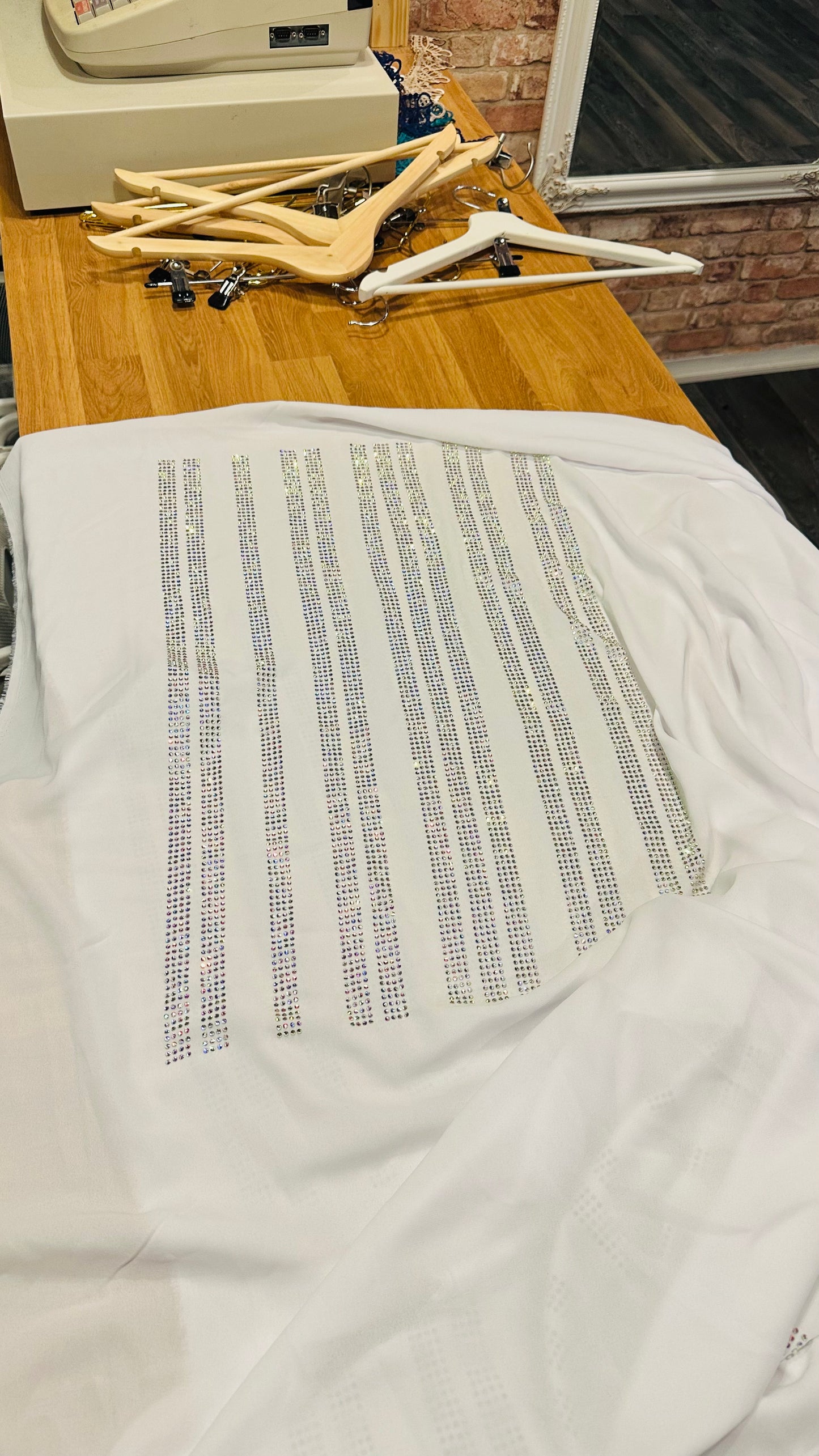 Valkoinen pohja ja Saten kaati kivi