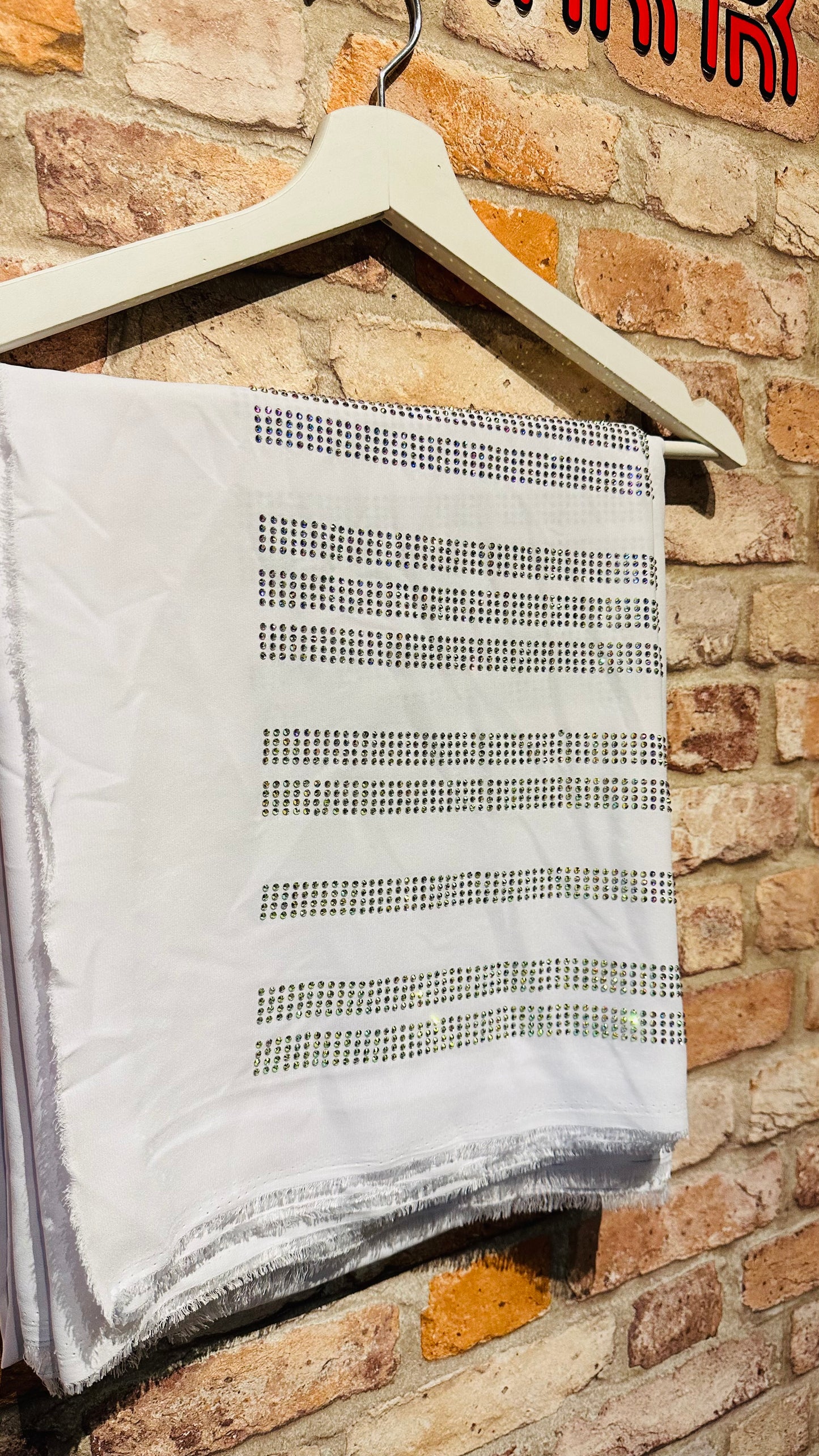 Valkoinen pohja ja Saten kaati kivi