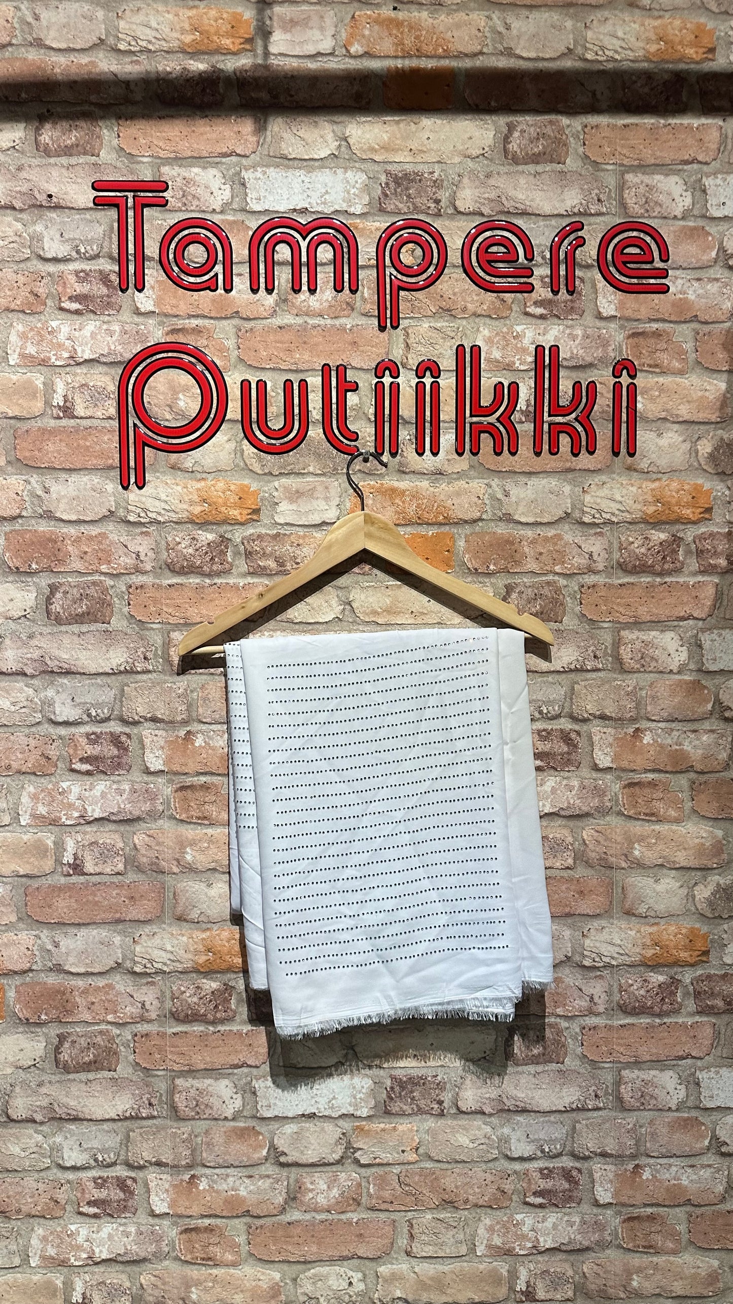 Valkoinen pohja ja kirkas kivi