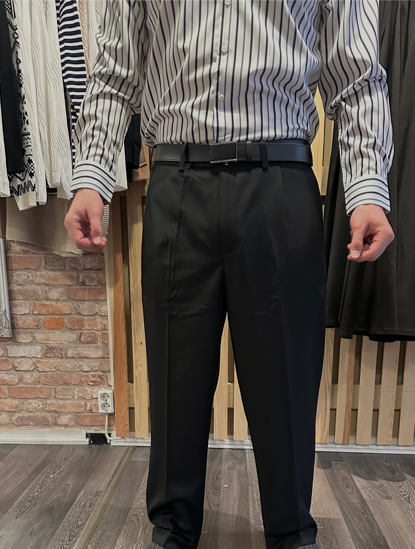 Kaksi vekkiä tumma himma raita housut